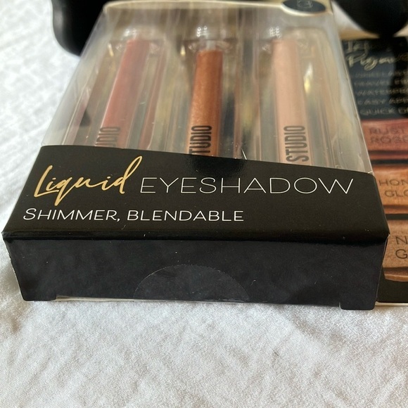 Max Studio: Liquid Eyeshadow Set - Shimmer Blendable- 0.12 fl oz - Picture 9 of 14